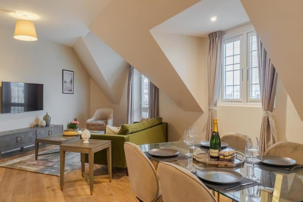 Luxury Penthouse - Castle Views - 2 Bed & Parking Apartment วินด์เซอร์ ภายนอก รูปภาพ