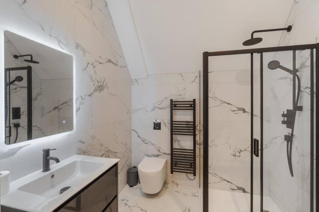 Luxury Penthouse - Castle Views - 2 Bed & Parking Apartment วินด์เซอร์ ภายนอก รูปภาพ