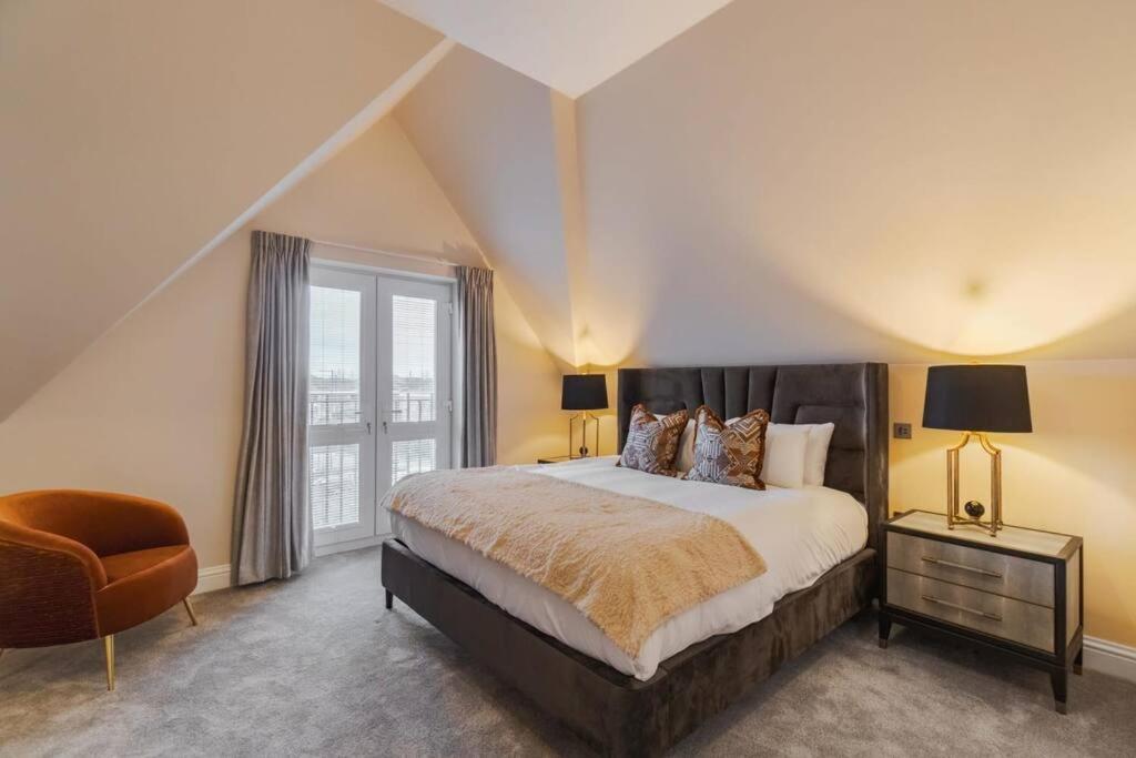 Luxury Penthouse - Castle Views - 2 Bed & Parking Apartment วินด์เซอร์ ภายนอก รูปภาพ