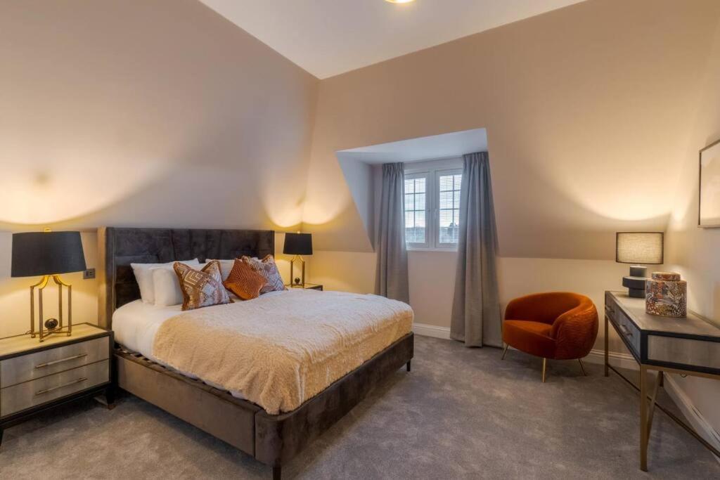 Luxury Penthouse - Castle Views - 2 Bed & Parking Apartment วินด์เซอร์ ภายนอก รูปภาพ