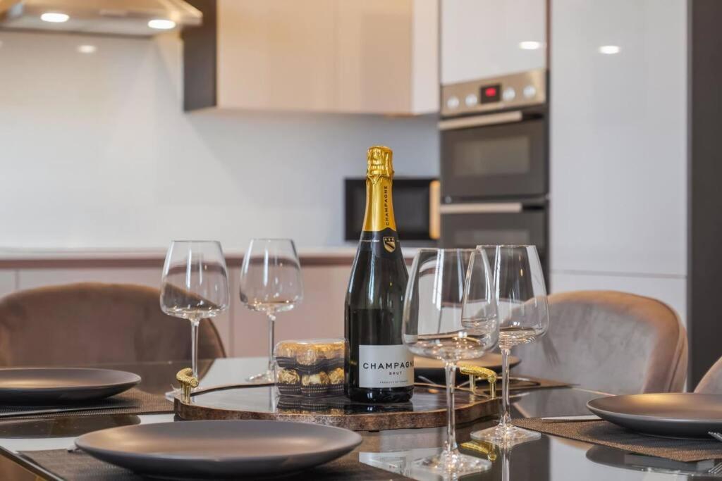 Luxury Penthouse - Castle Views - 2 Bed & Parking Apartment วินด์เซอร์ ภายนอก รูปภาพ