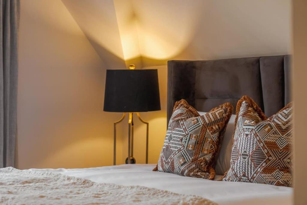 Luxury Penthouse - Castle Views - 2 Bed & Parking Apartment วินด์เซอร์ ภายนอก รูปภาพ