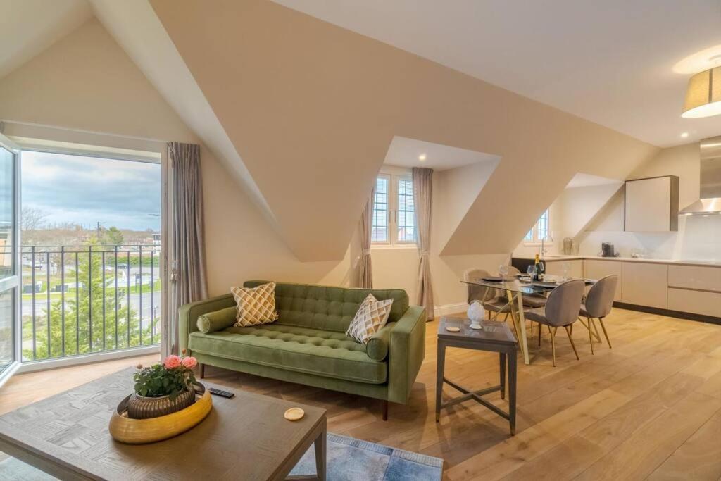 Luxury Penthouse - Castle Views - 2 Bed & Parking Apartment วินด์เซอร์ ภายนอก รูปภาพ